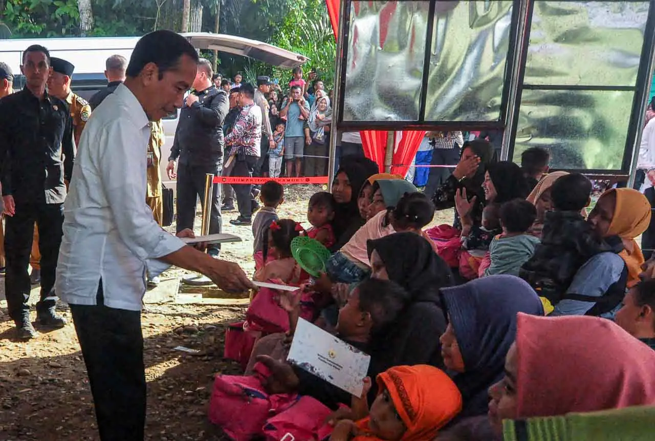 Presiden Serahkan Bantuan...
