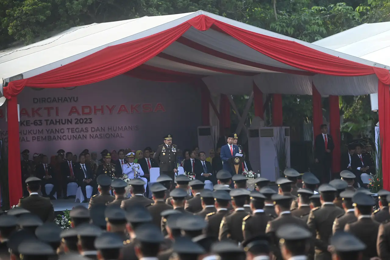 Jokowi Pimpin Upacara...