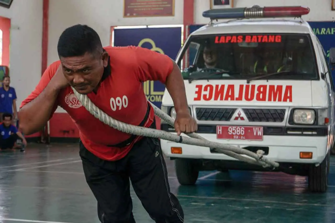 Lomba Tarik Mobil Ambulance...