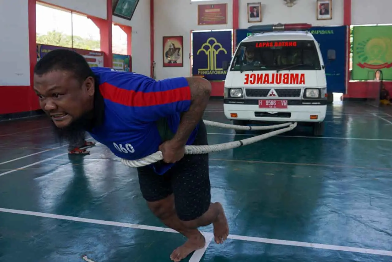 Lomba Tarik Mobil Ambulance...