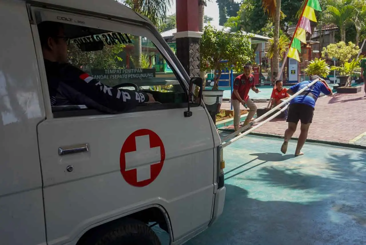 Lomba Tarik Mobil Ambulance...
