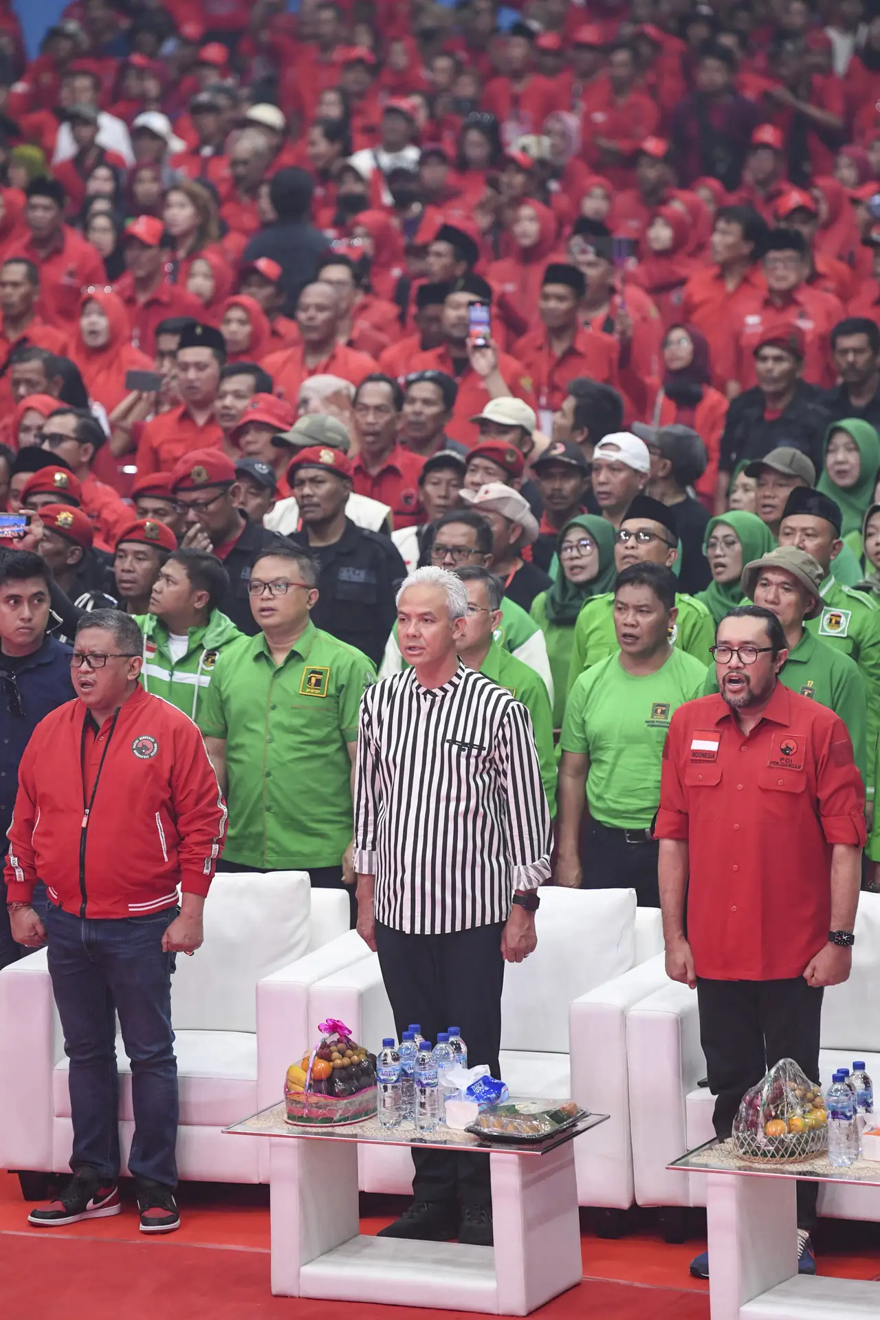 Disambut Ribuan Pendukungnya,...