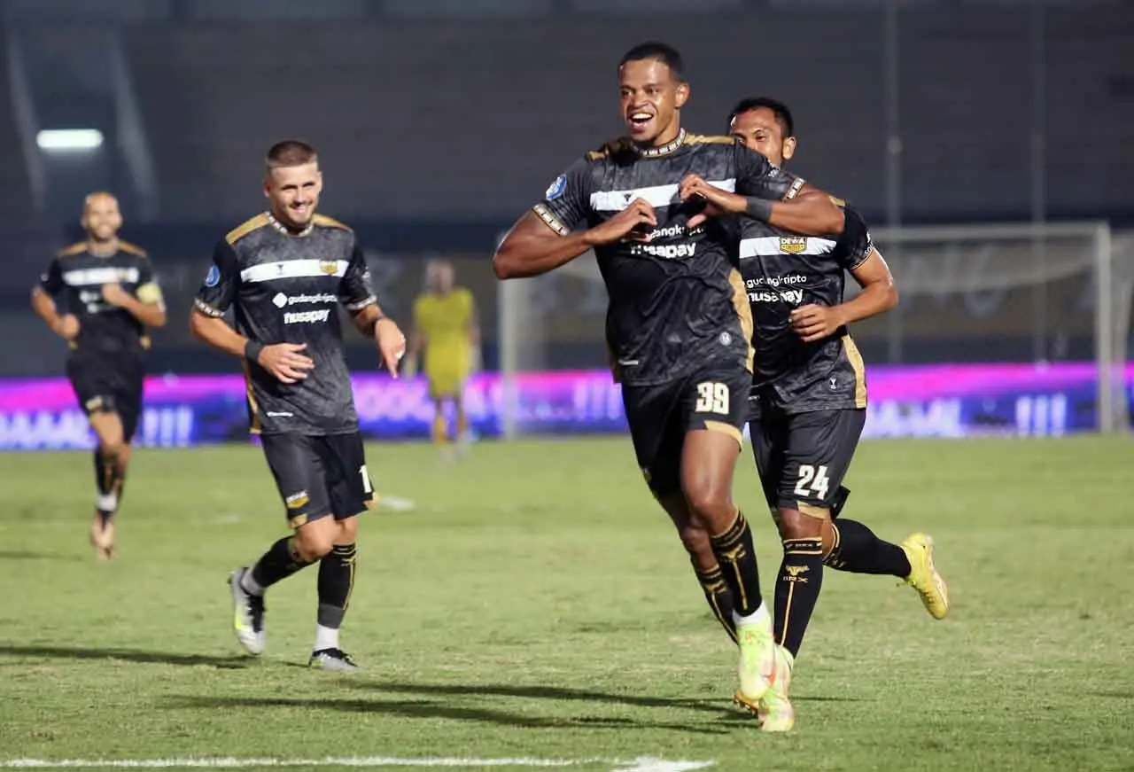 Dewa United Sikat Persik...