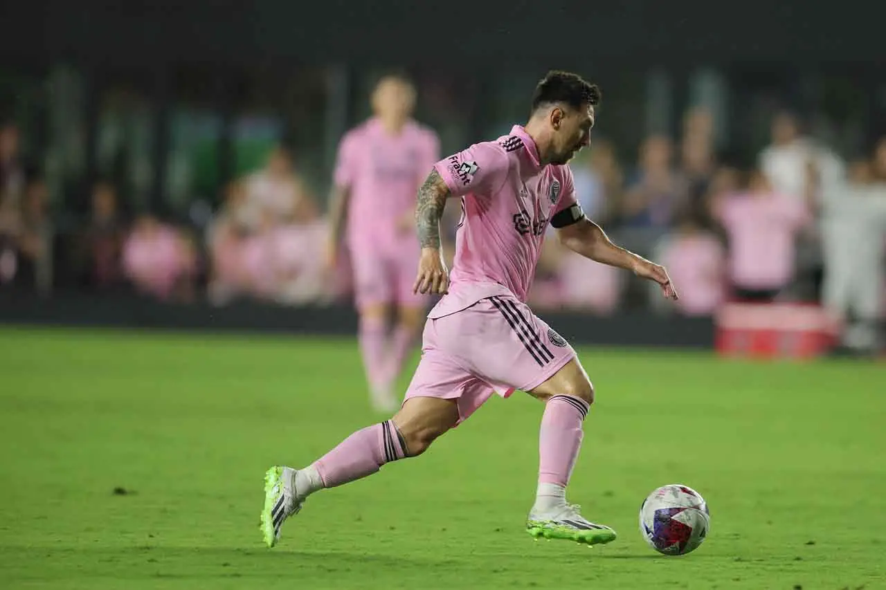Tendangan Bebas Lionel...