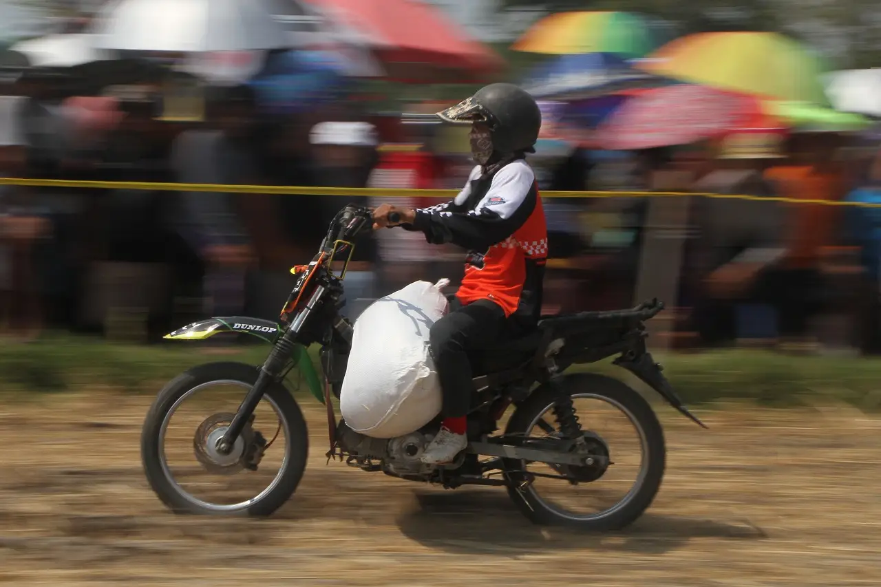 Melihat Aksi Ojek Pengangkut...