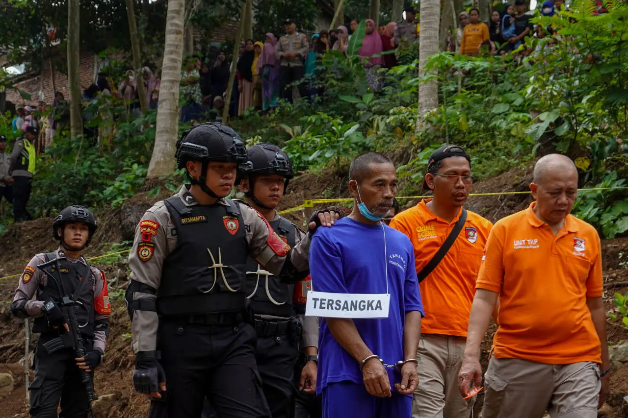Tersangka R Jalani Rekonstruksi...