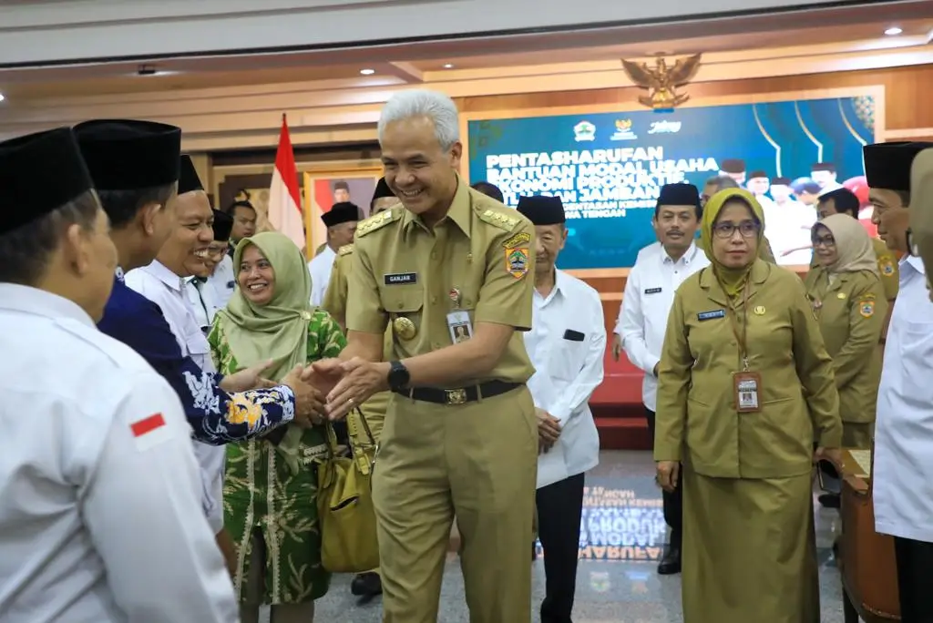 Ganjar Serahkan Bantuan...