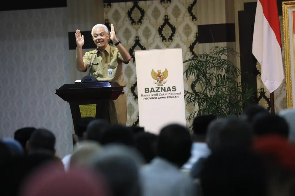 Ganjar Serahkan Bantuan...