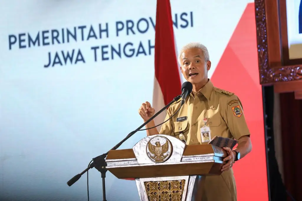 Momen Ganjar Lantik...