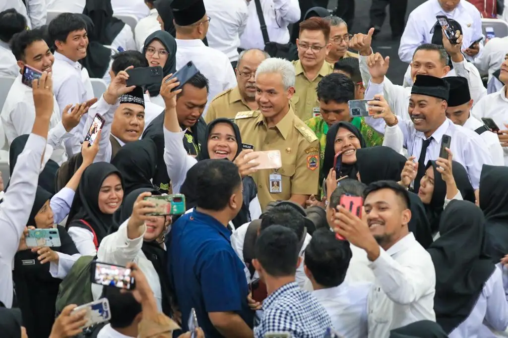 Momen Ganjar Lantik...