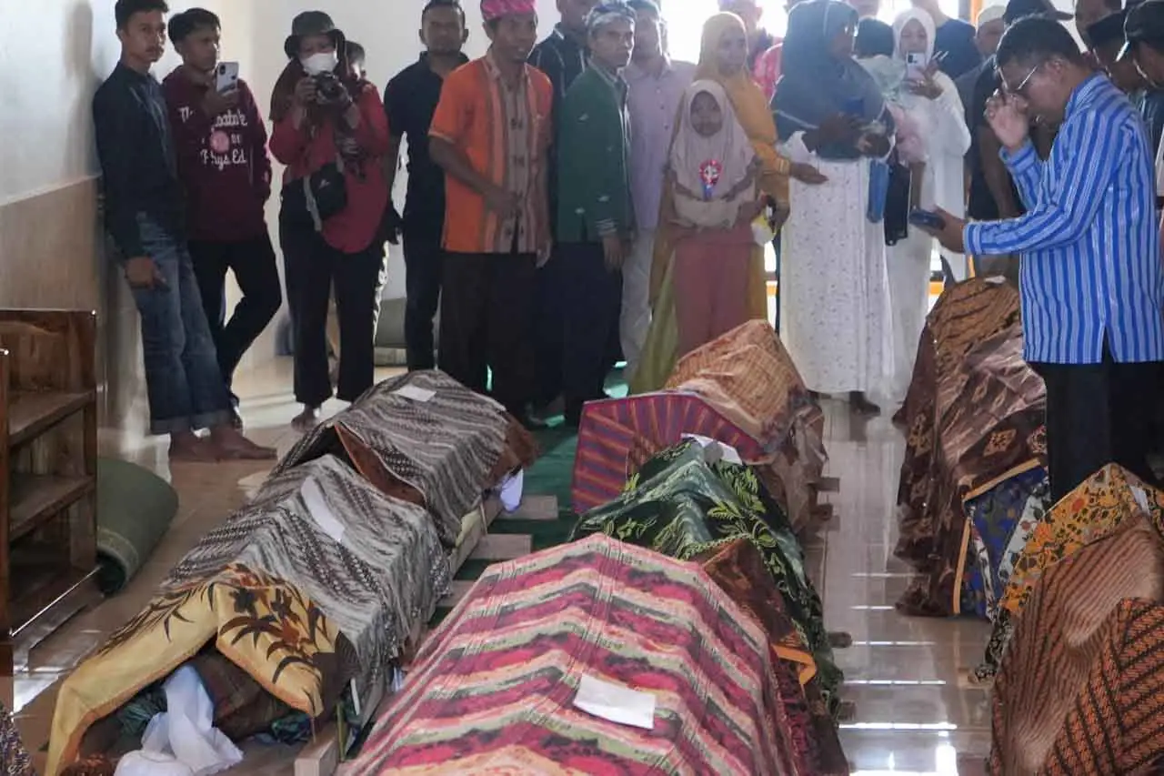 15 Jenazah Korban Kapal...