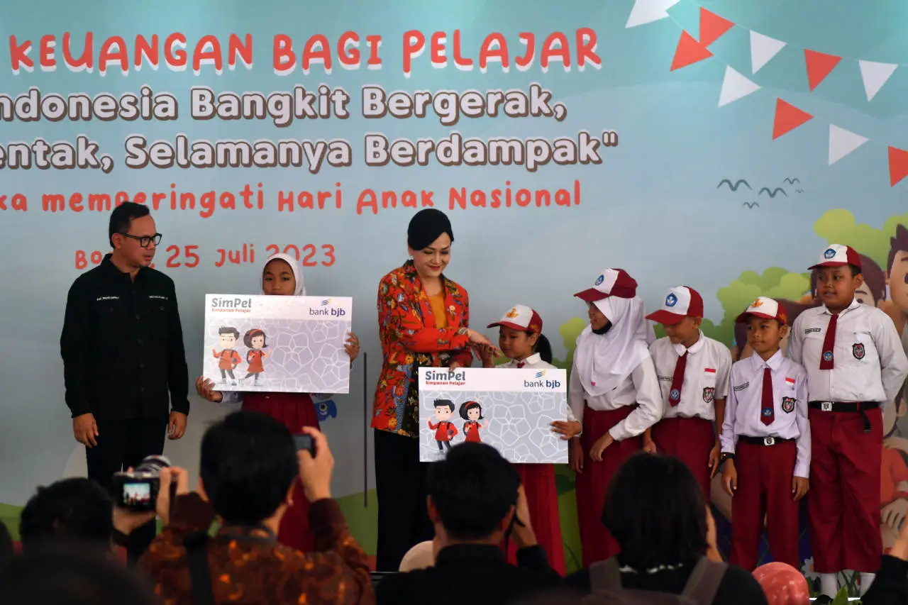 OJK Gelar Edukasi Keuangan...