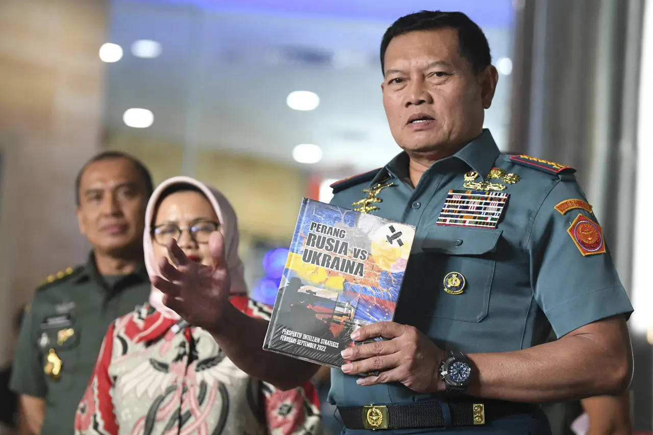 Panglima TNI Luncurkan...