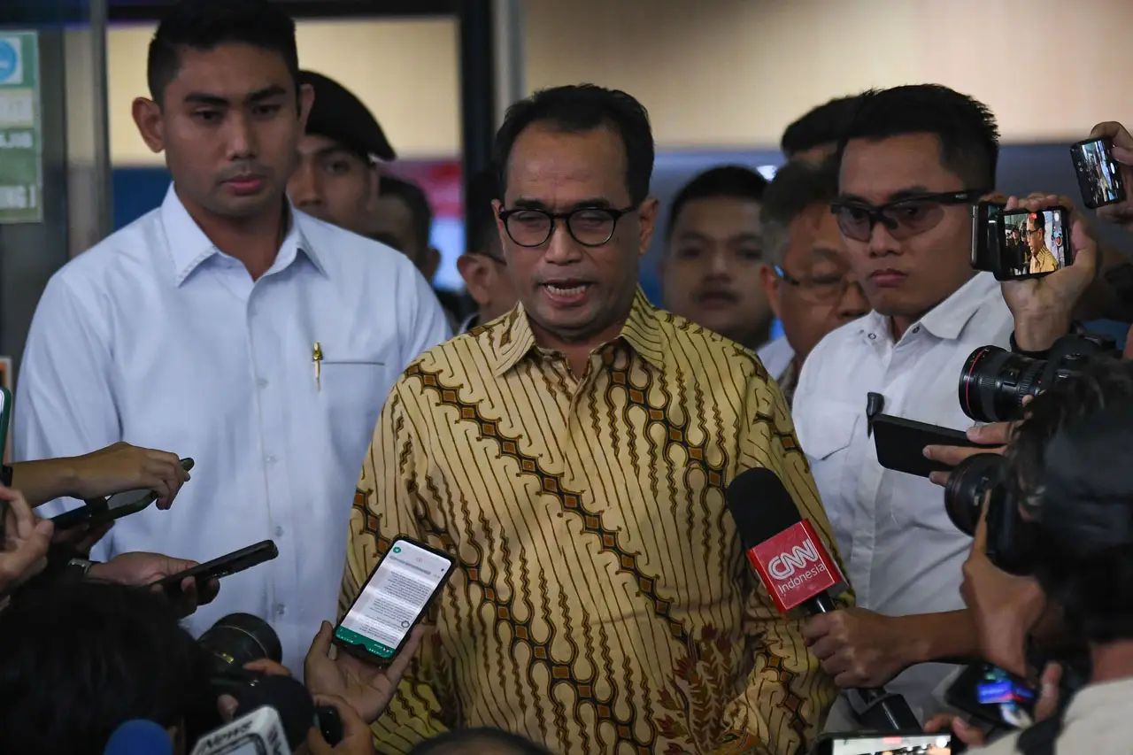 KPK Periksa Menhub Terkait...