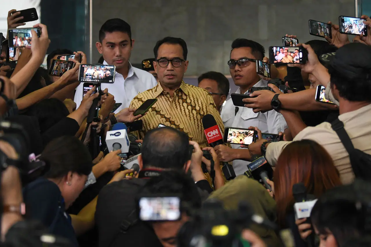 KPK Periksa Menhub Terkait...