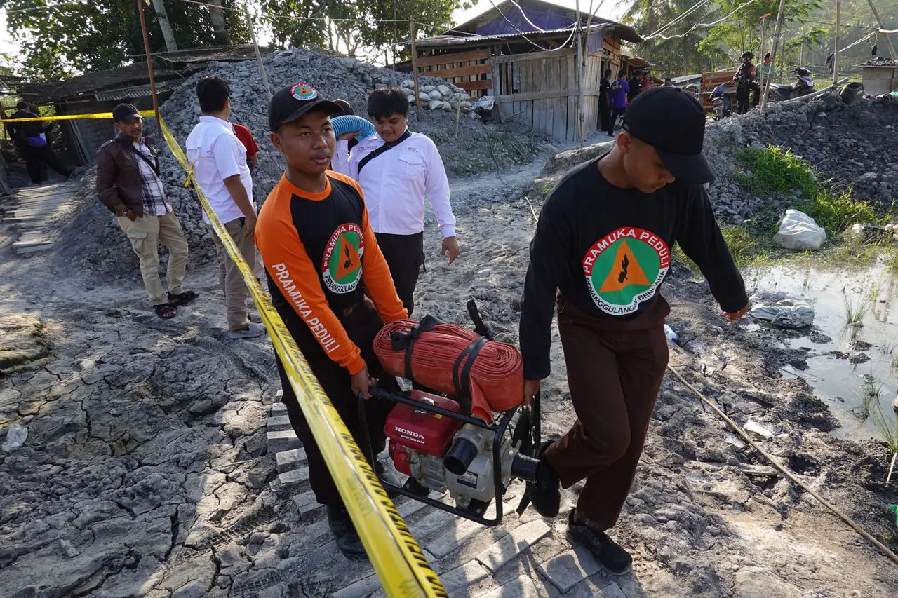 Evakuasi 8 Penambang...