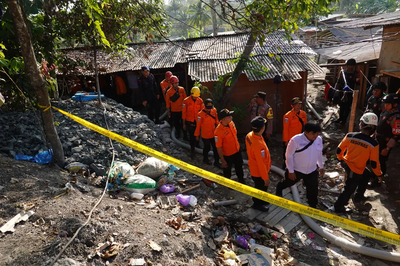 Evakuasi 8 Penambang...