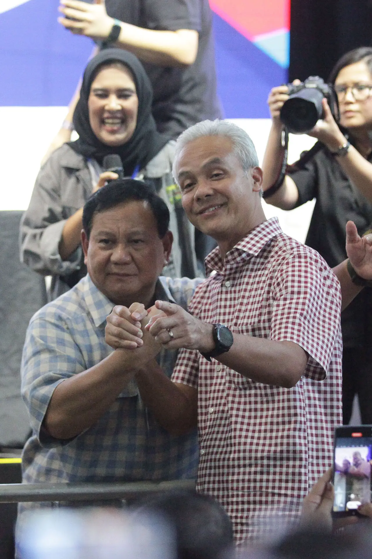 Kompak Pakai Kemeja...