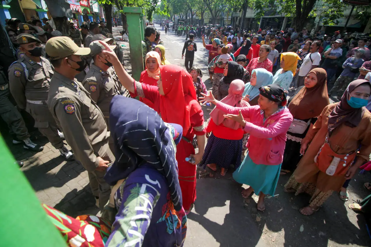 Menolak Direlokasi,...