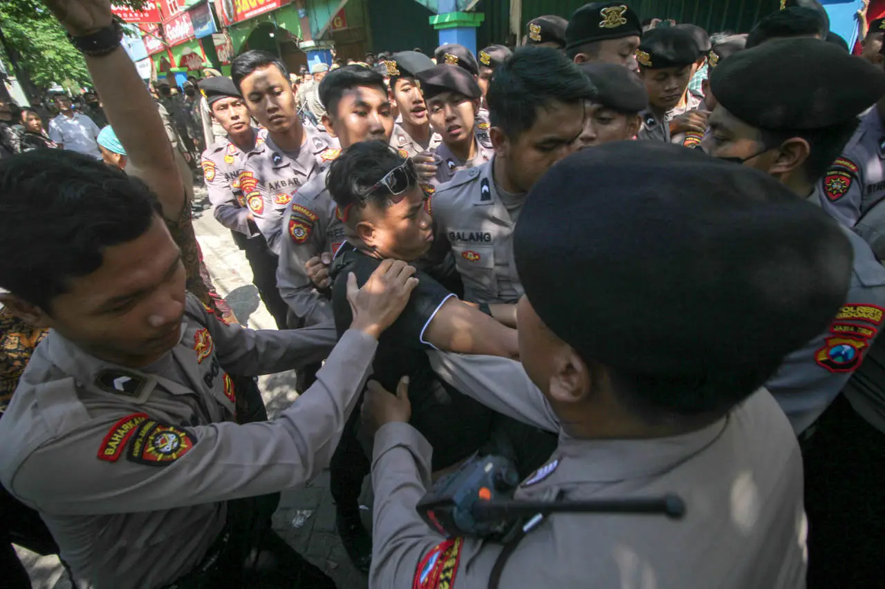 Menolak Direlokasi,...