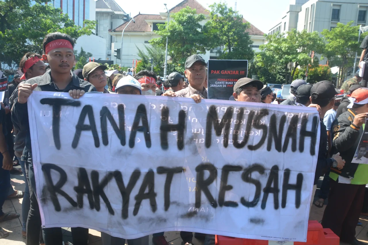 Ratusan Warga Demo Tuntut...