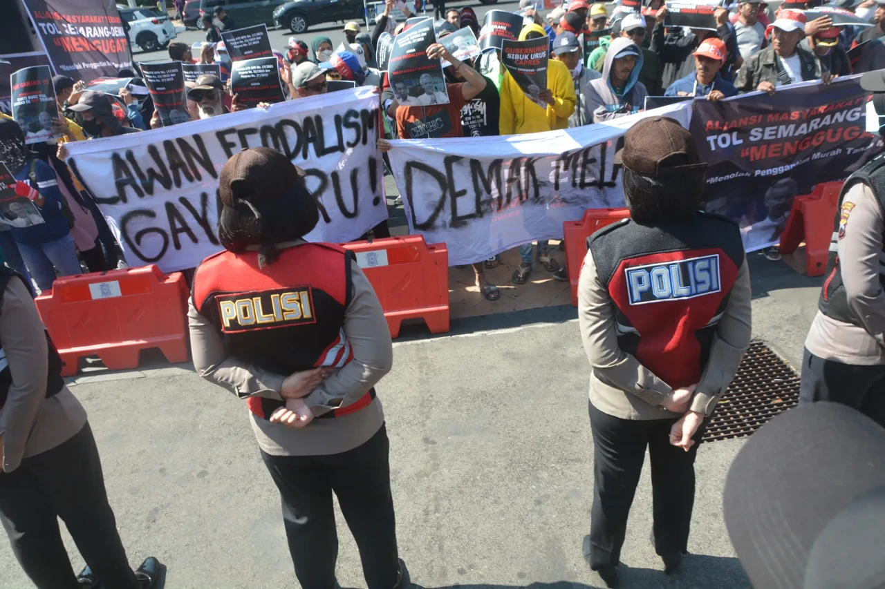 Ratusan Warga Demo Tuntut...