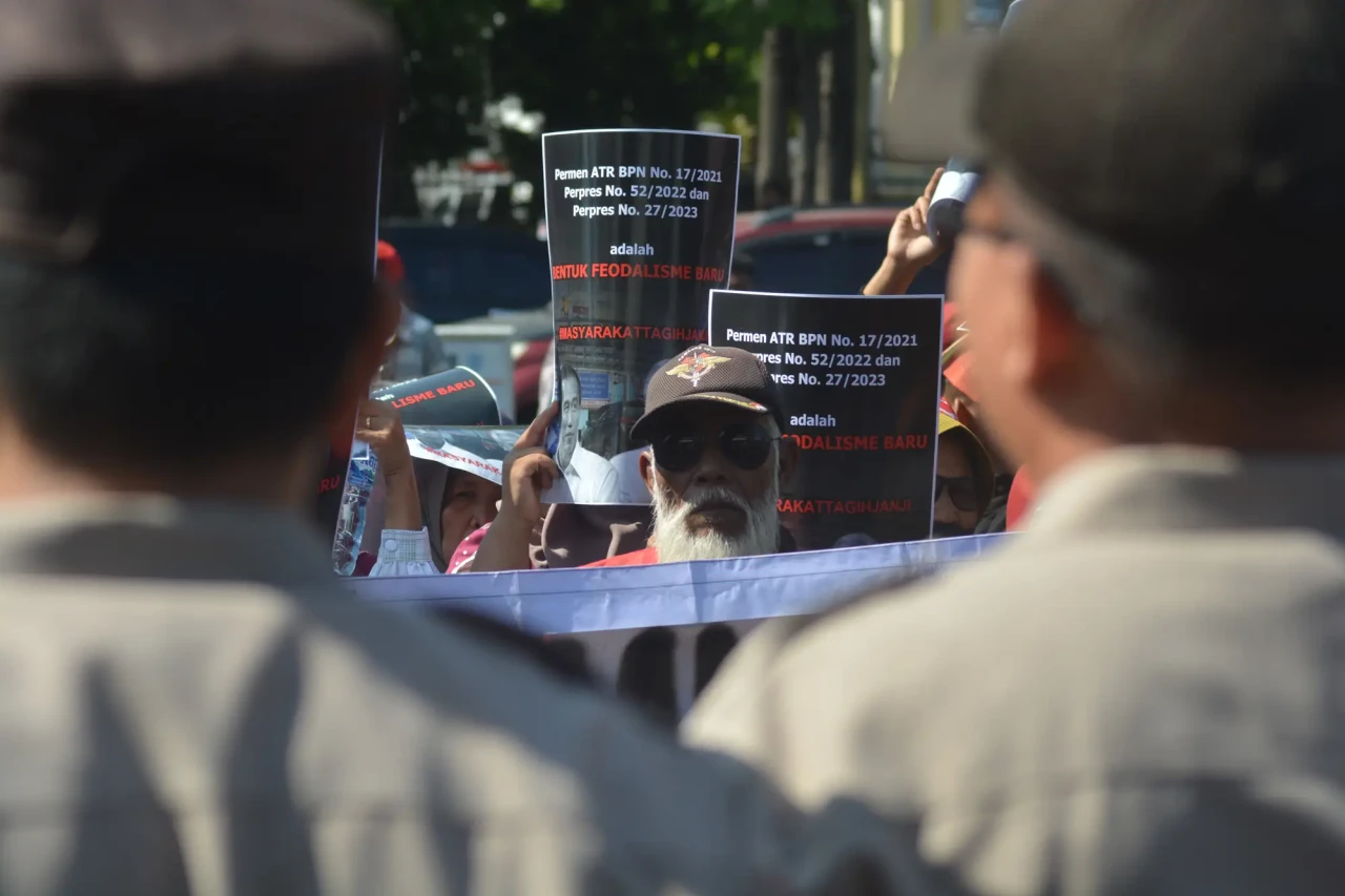 Ratusan Warga Demo Tuntut...