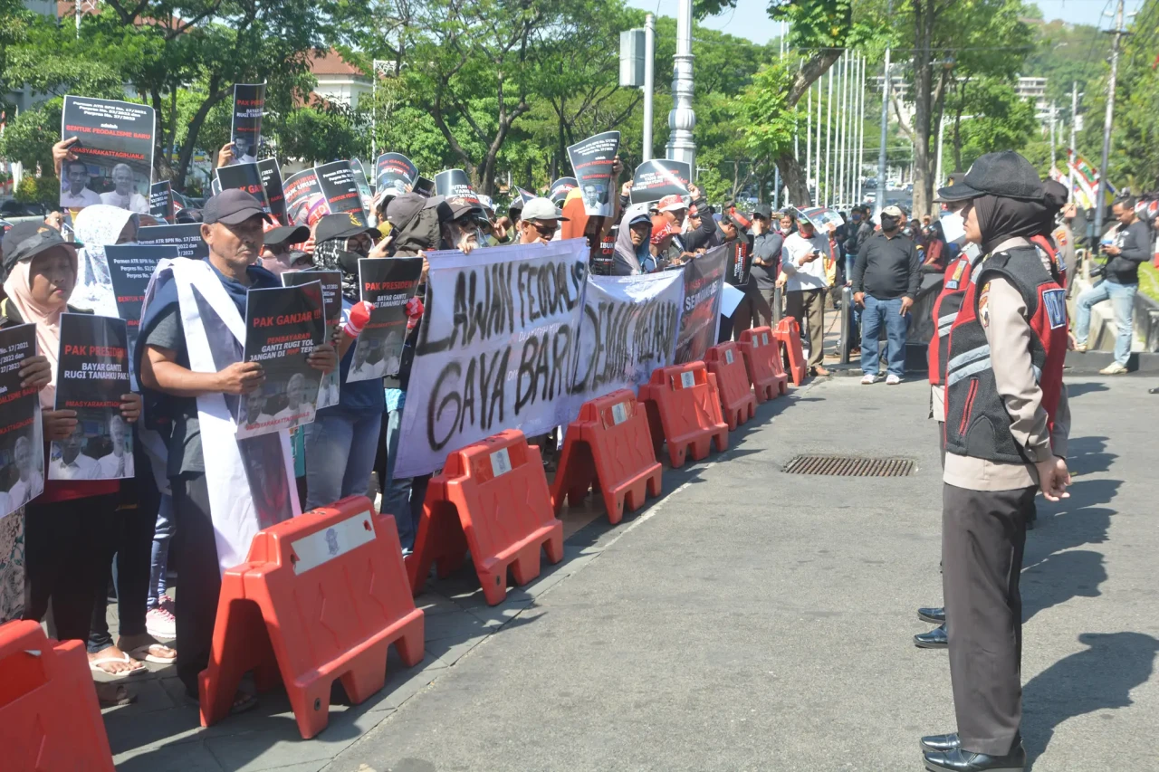 Ratusan Warga Demo Tuntut...
