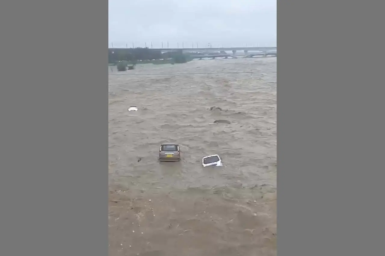 Mobil Bergelimpangan...