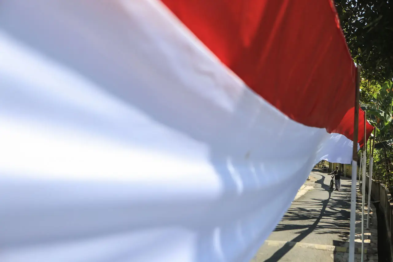 Pemasangan Bendera Merah...
