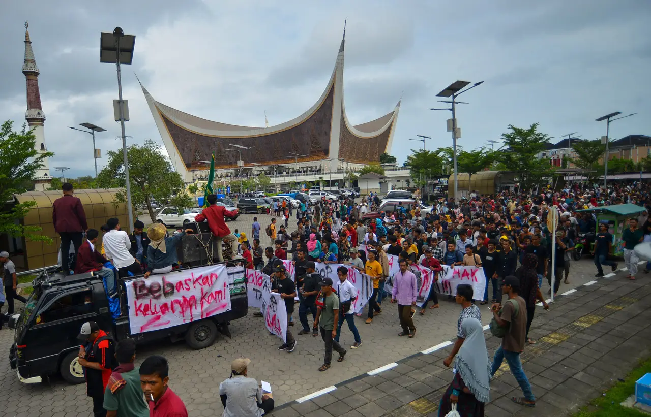 Aksi Unjuk Rasa Masyarakat...