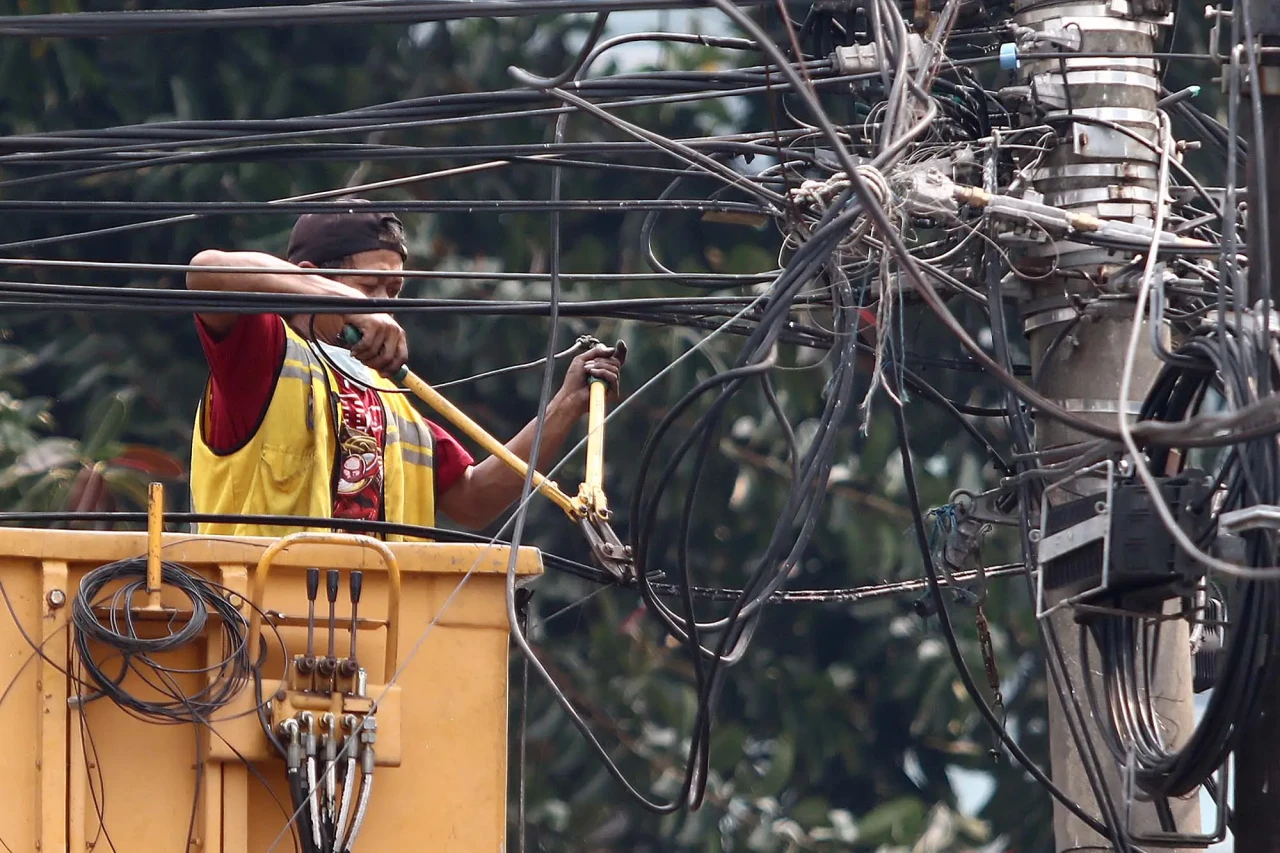Penertiban Kabel Semrawut...