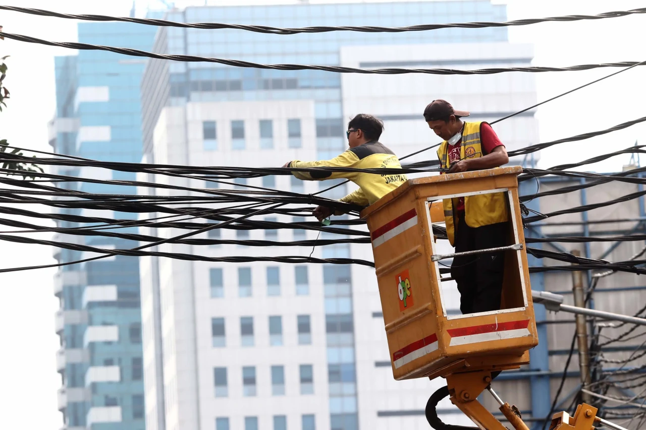 Penertiban Kabel Semrawut...