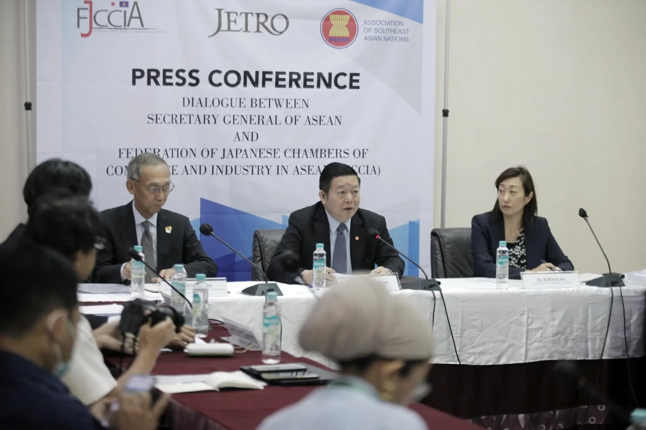 Sekjen ASEAN Gelar Dialog...