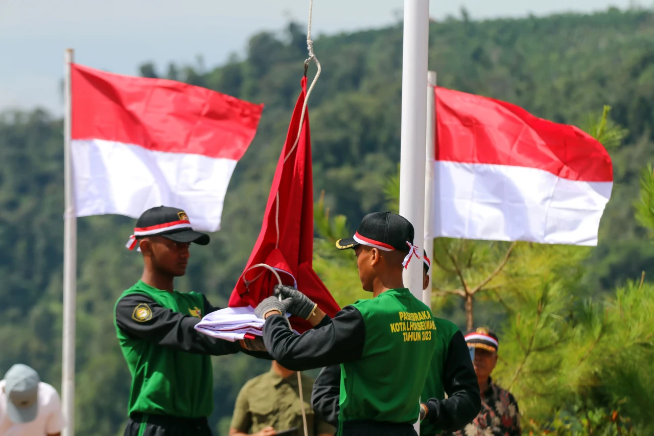 Pengibaran Bendera Merah...