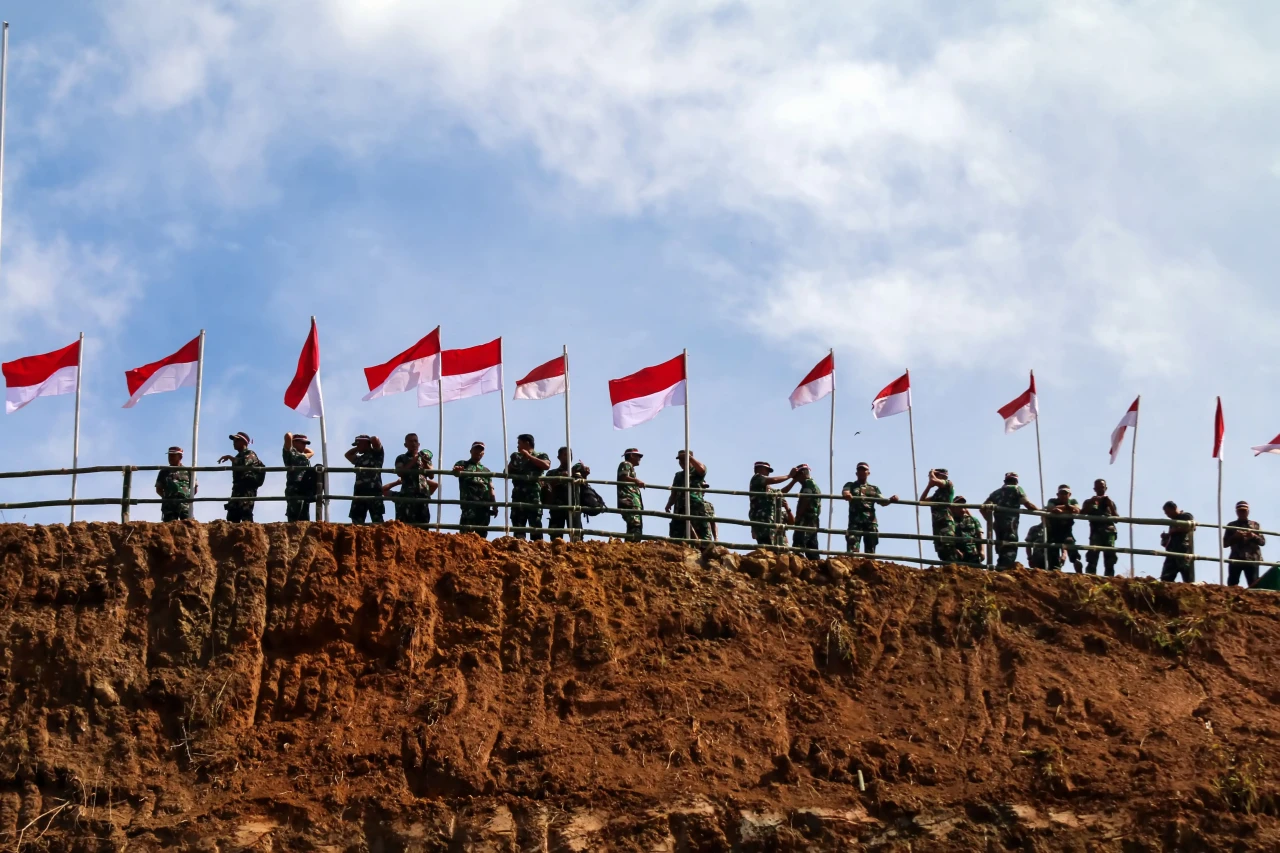 Pengibaran Bendera Merah...