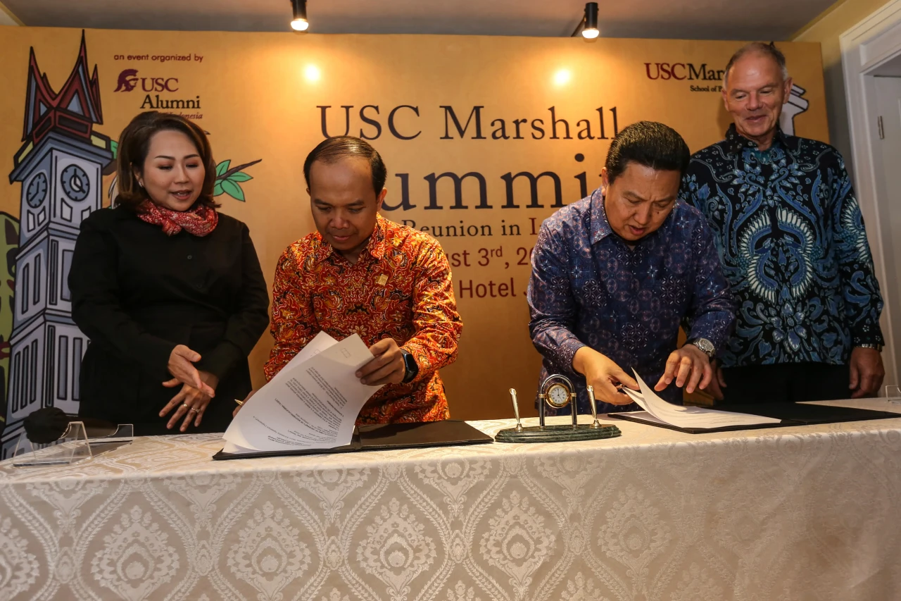 Pemberian Beasiswa Thohir...