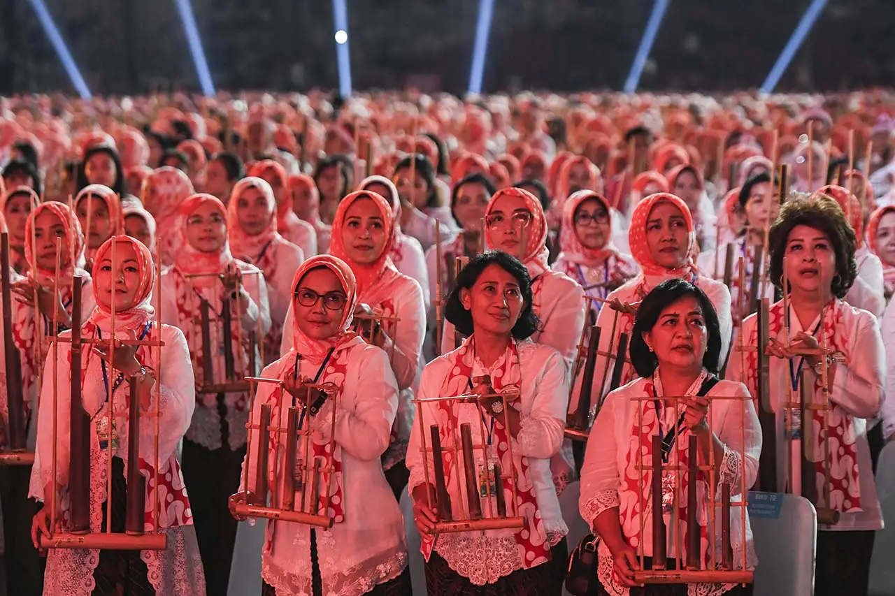 Pagelaran Angklung Kolosal...
