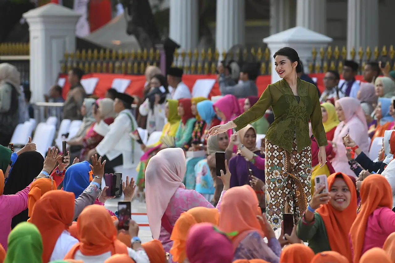 Peragaan Busana Istana...