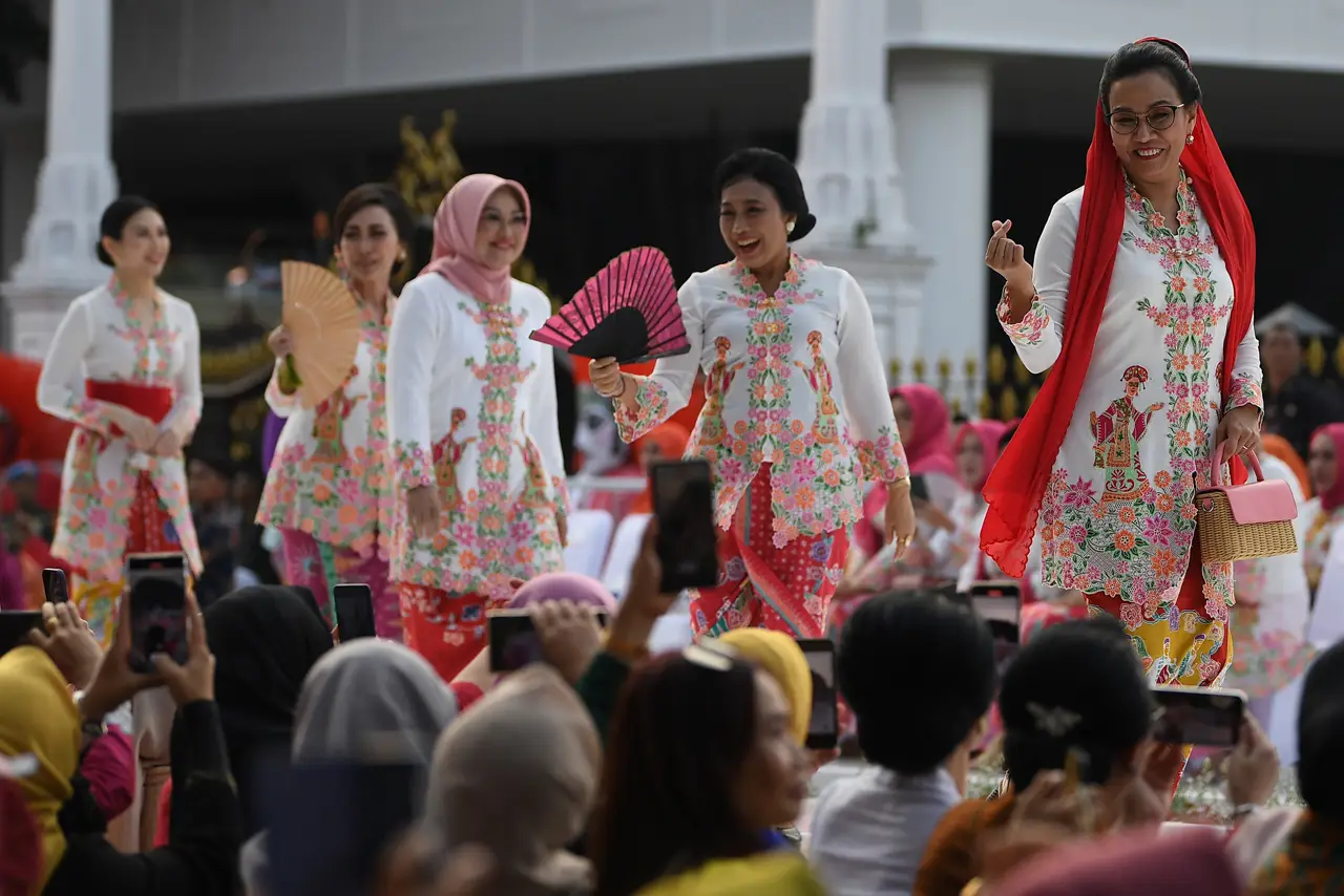 Peragaan Busana Istana...