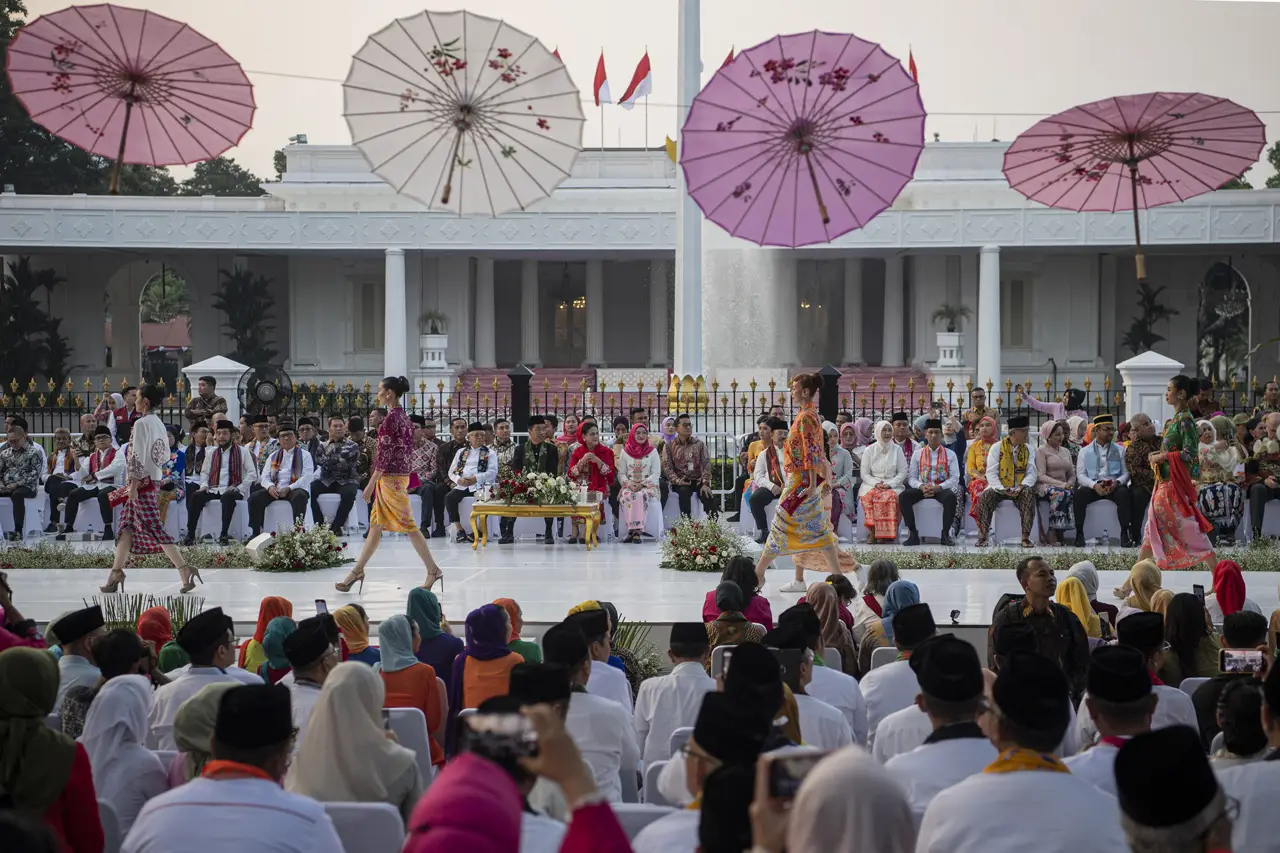 Peragaan Busana Istana...