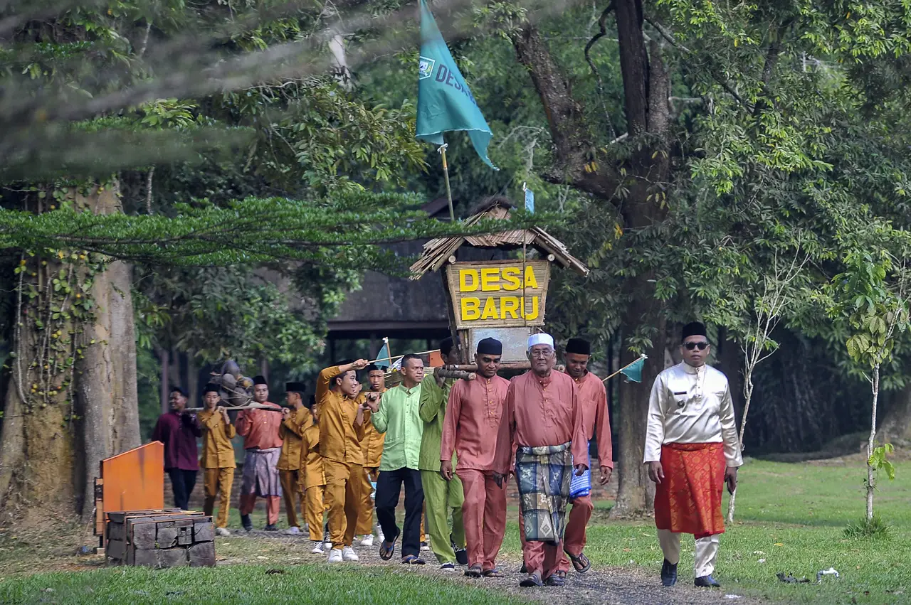Ratusan Warga Muaro...