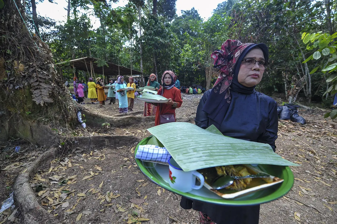 Ratusan Warga Muaro...