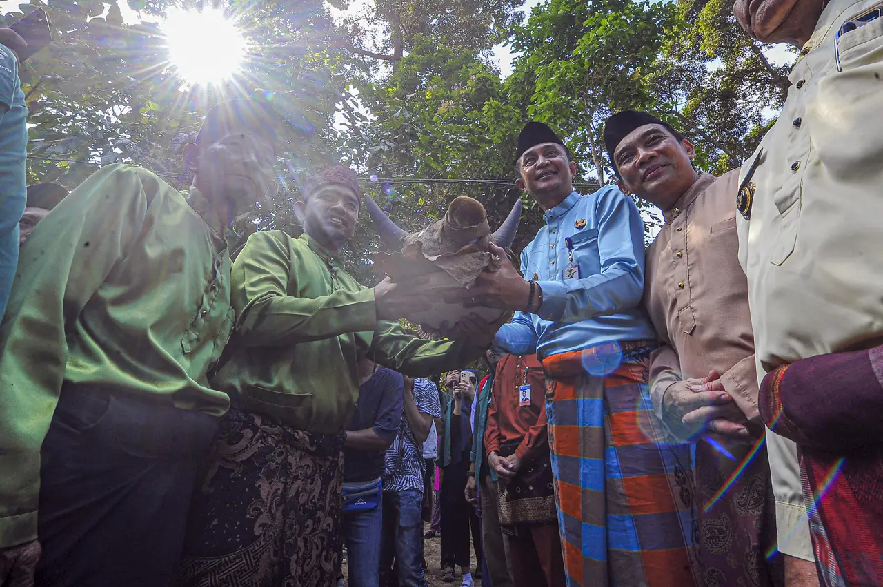 Ratusan Warga Muaro...
