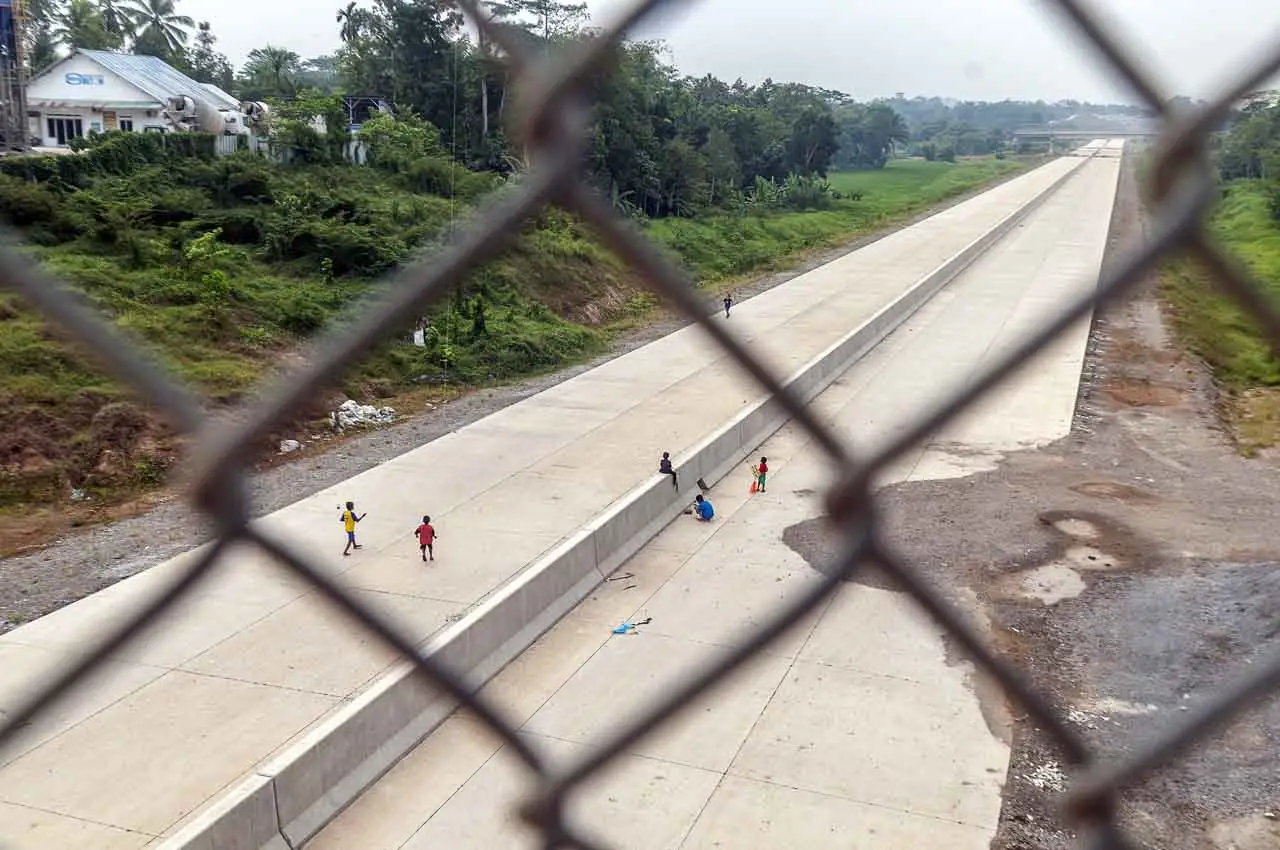 Pembangunan Tol Serang-Panimbang...