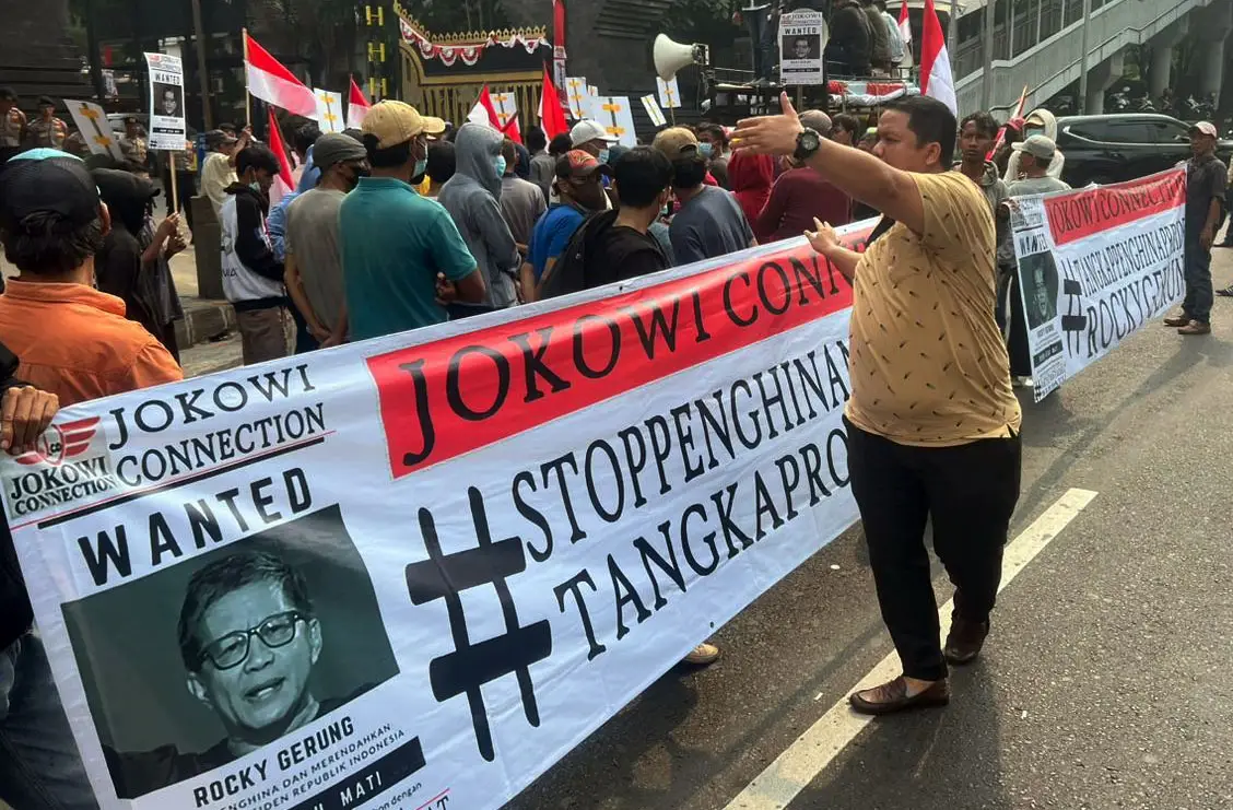 Jokowi Connection Desak...