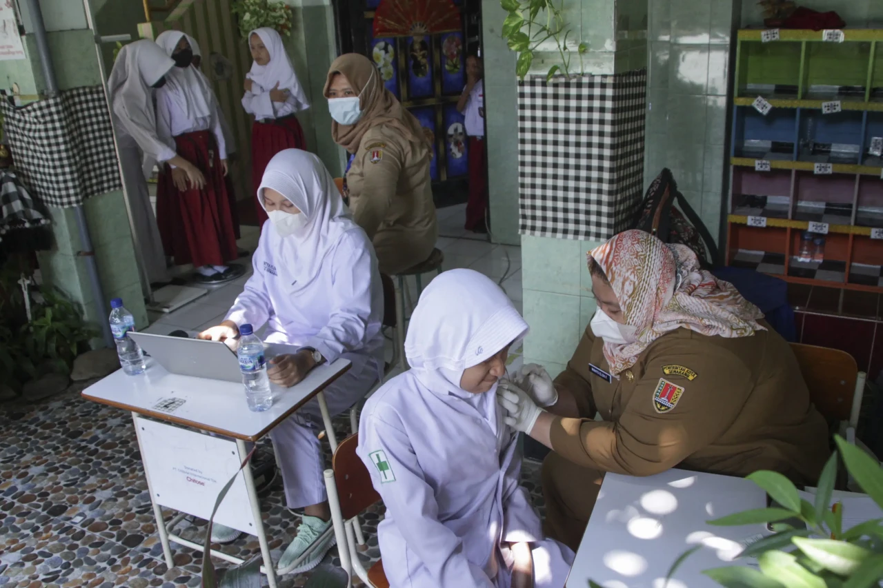 Imunisasi Siswa SDN...