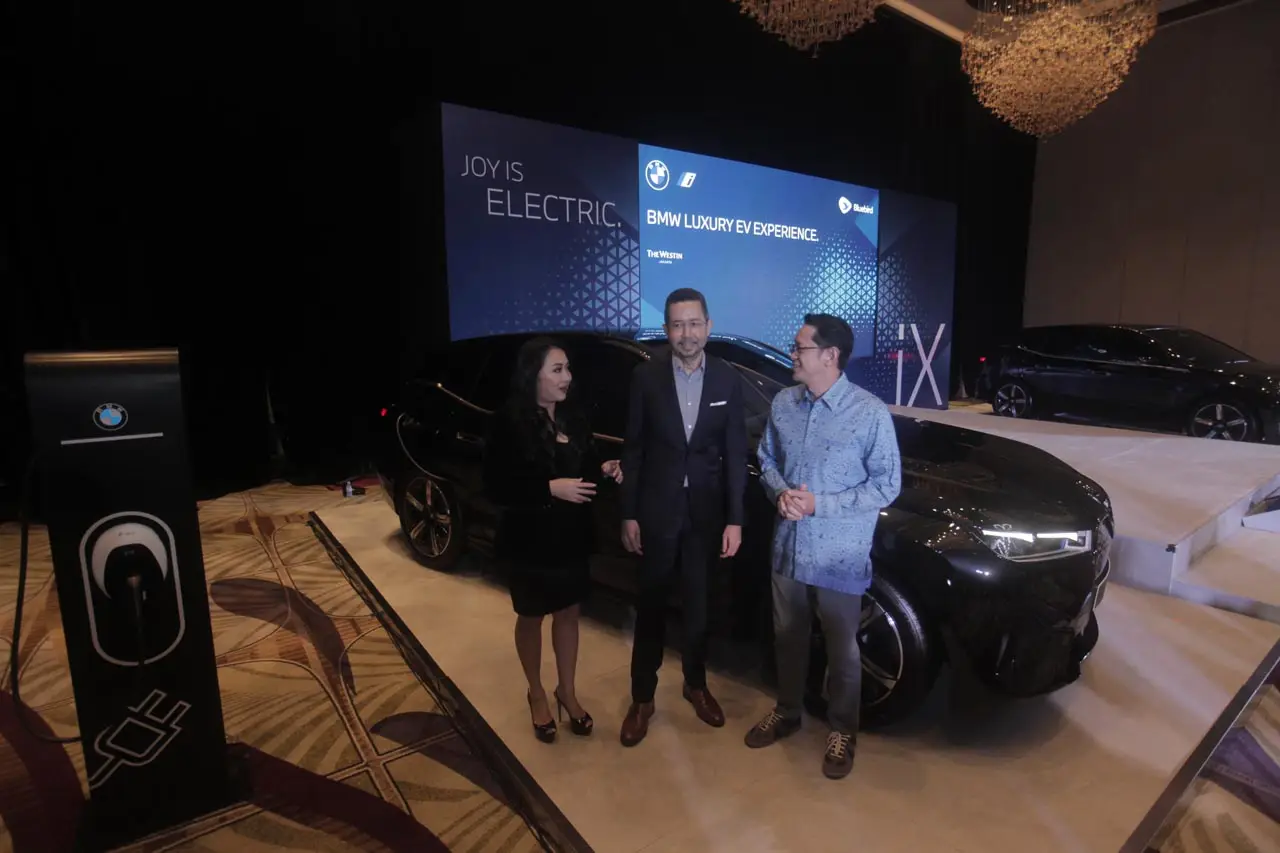 BMW iX Jadi Armada Premium...