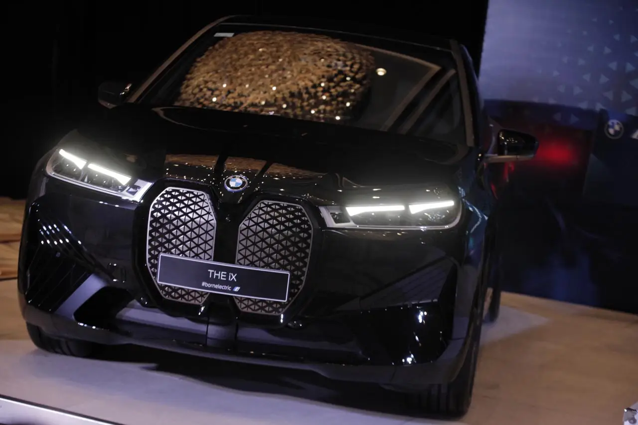 BMW iX Jadi Armada Premium...