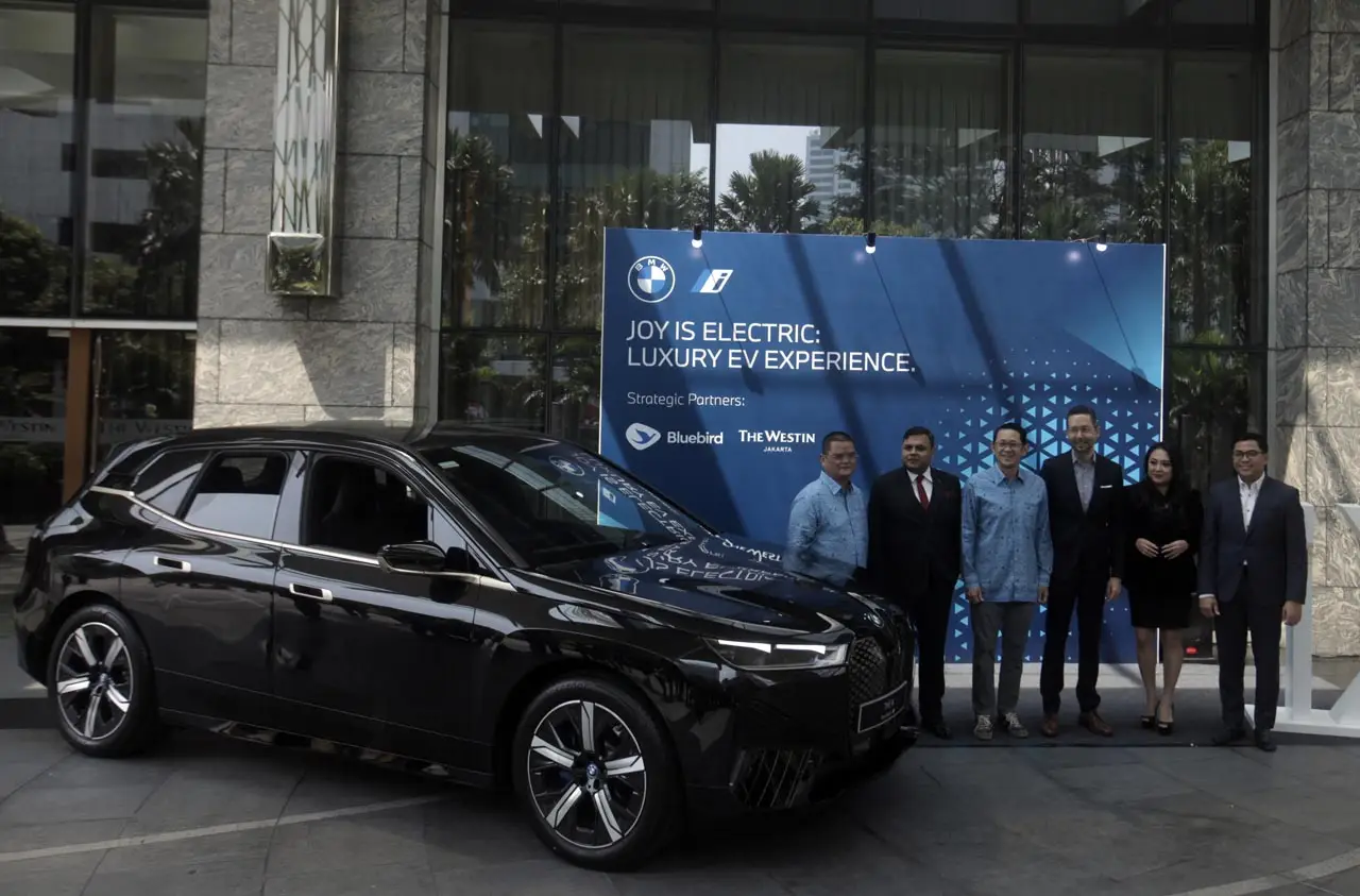 BMW iX Jadi Armada Premium...